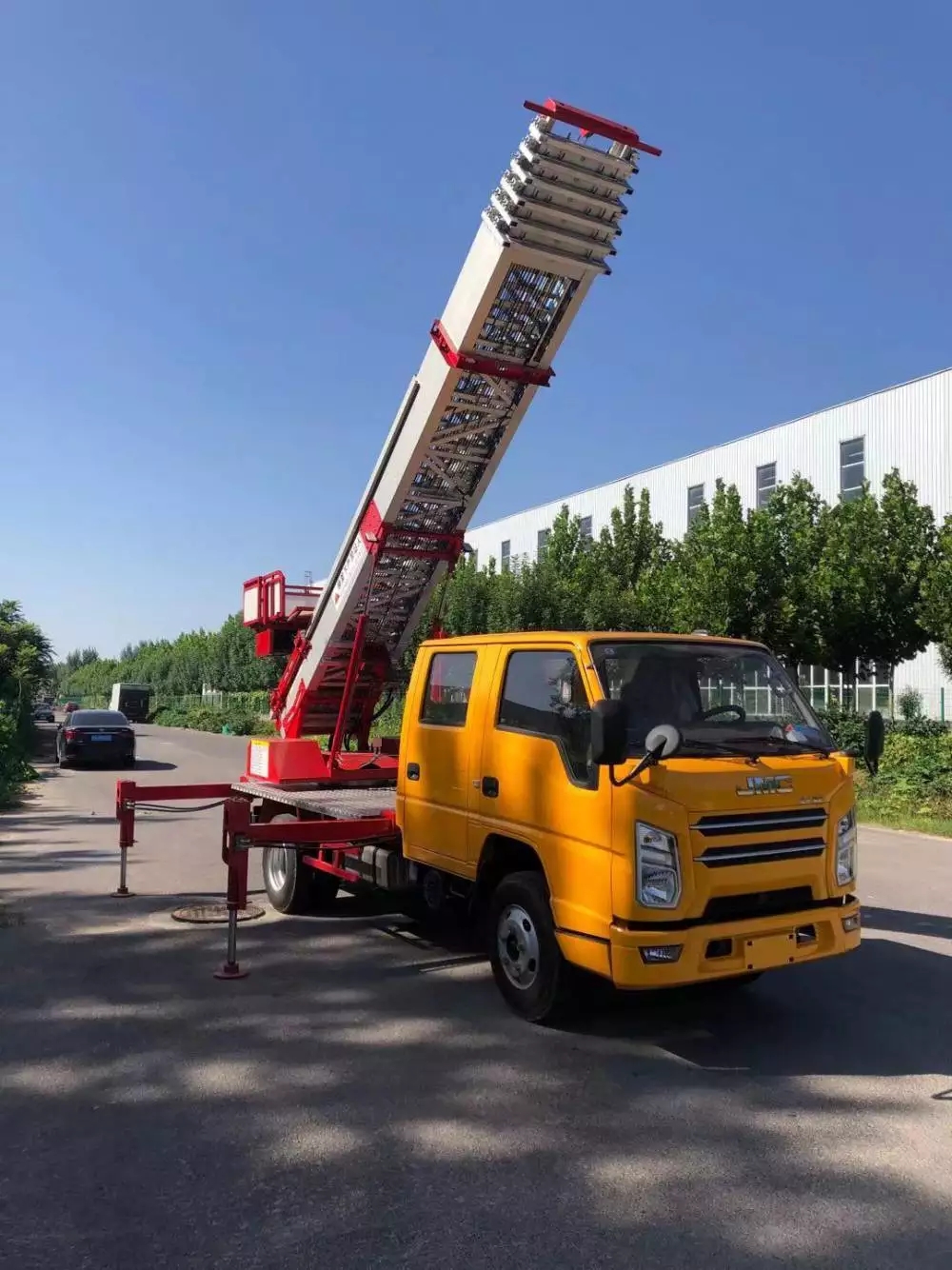 高邑县附近的云梯车出租服务：轻松解决高空作业需求